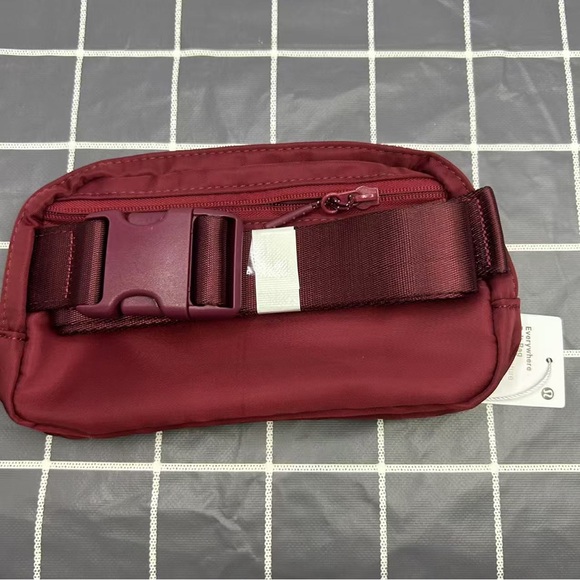 lululemon athletica Men's Deep Red Toiletry Bag - Picture 3 of 6